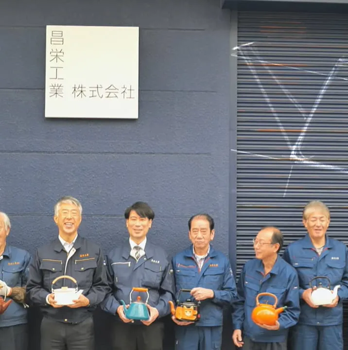 職人が装置の調整を行っている工場内の画像